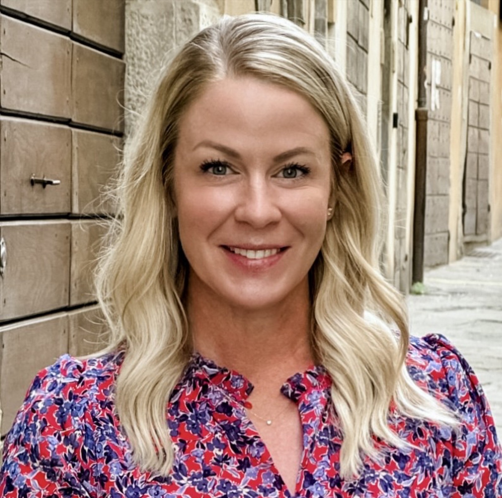 Portrait of Mindy Holscher, travel advisor